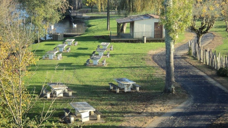 aire de pique nique base de loisirs vélo route voie verte Neuvic