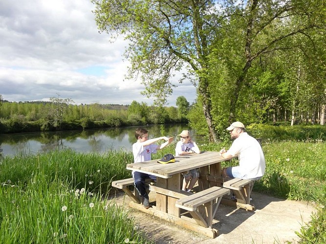 aire pique-nique et halte de repos vélo route voie verte sourzac (4)