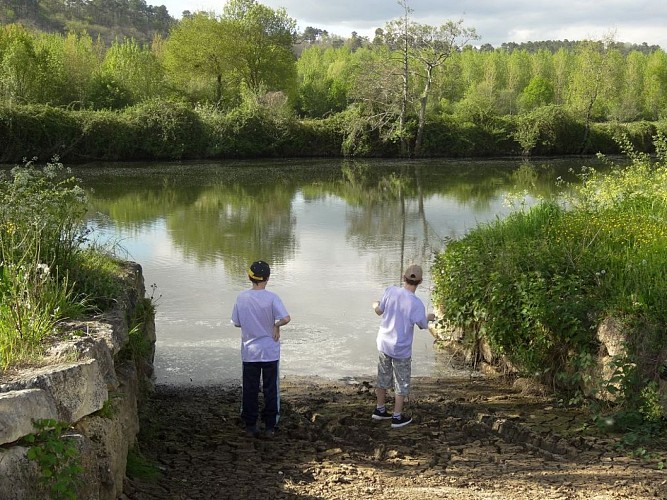 cale de mise à l'eau aire pique-nique et halte de repos vélo route voie verte  