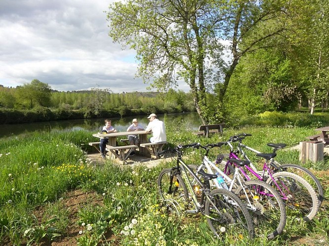 aire pique-nique et halte de repos vélo route voie verte sourzac (3)