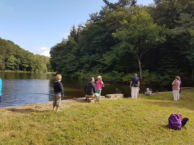 Pêche étang de la Barde - Parc en famille©pnrpl (1)