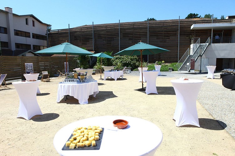 Centre-de-seminaire---patio