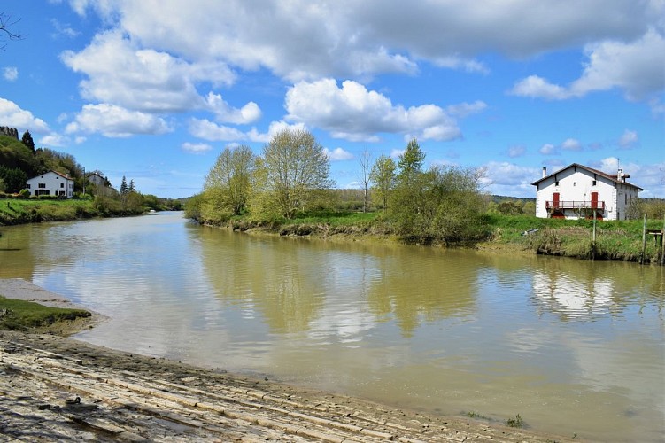 Visite de Guiche - le port à parapet