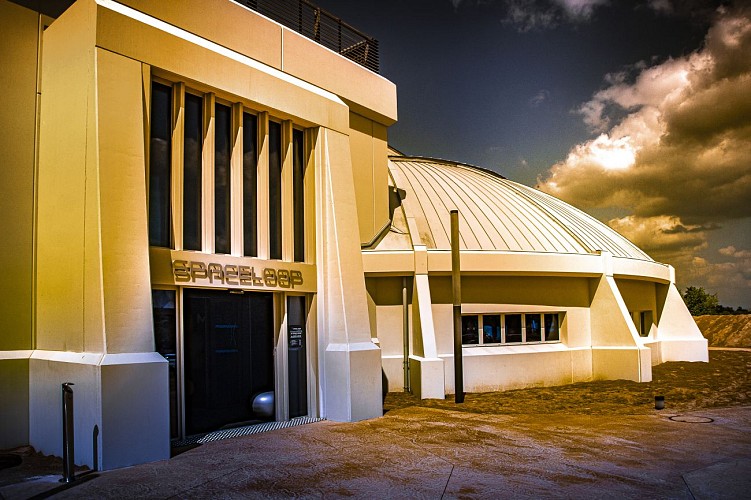 Restaurant Space Loop