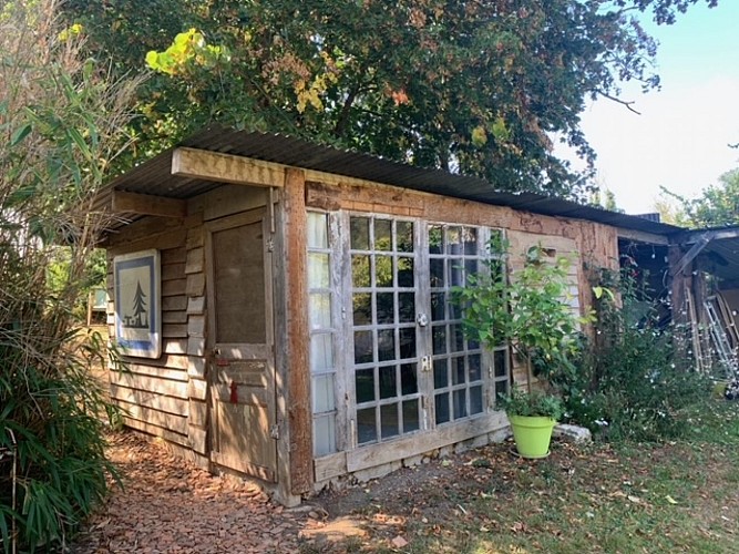 le cabanon a coté cabane (cuisine, sdb...)
