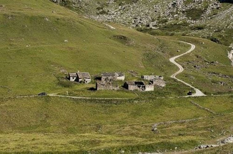 Le hameau du Manchet. à dr., la piste qui monte à la ferme de l'Arselle.