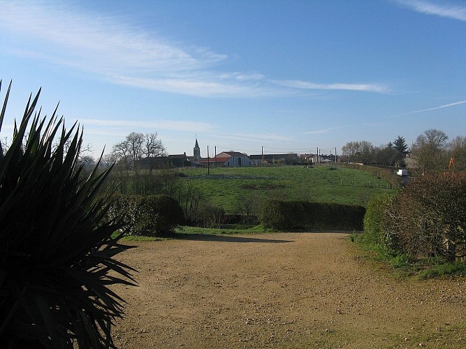 etusson-les-logis-de-la-coudrette-gite-cerisier-vue-sur-compagne