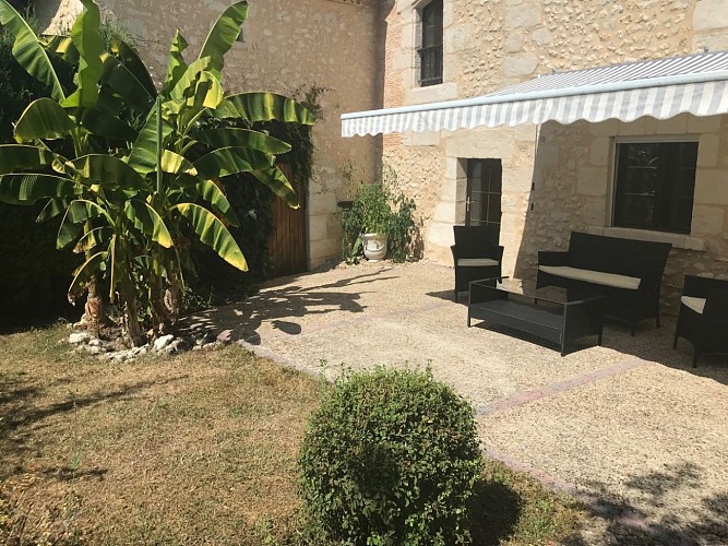 Clos-de-Charroux-terrasse-bananier