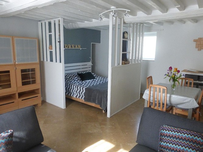 Pièce avec lit 160x200, séjour et salon avec 2 canapés convertible 90x200