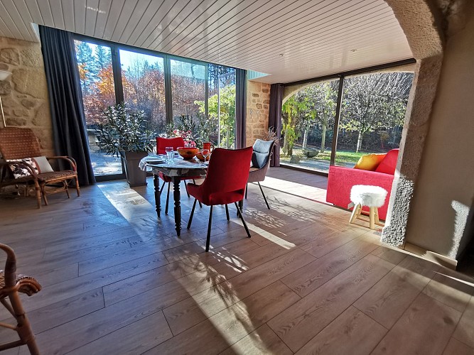 La pièce à vivre et le canapé BZ_8