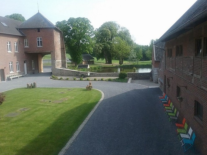 Hôtel Berlieren-Hombourg_exterieur-chaises_03-2023