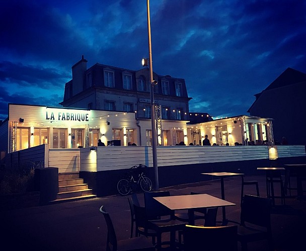 la-fabrique-cote-mer-by-night
