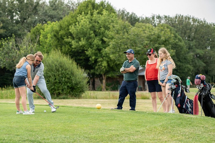 16 - Golf en famille - Roiffé WEB - Expériences Famille 2023 ©Amélie.R-photographies-Pomme Verte