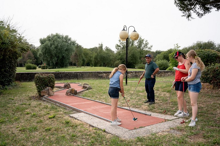 28 - Golf en famille - Roiffé WEB - Expériences Famille 2023 ©Amélie.R-photographies-Pomme Verte