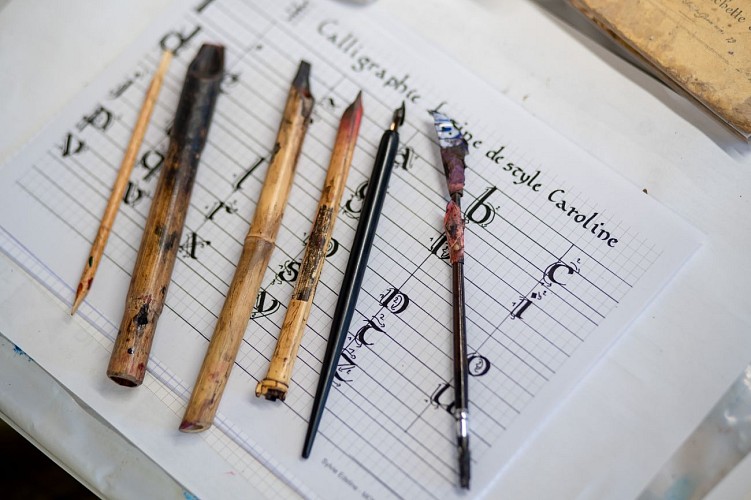 05 - Atelier calligraphie WEB - Expériences Famille 2023 ©Amélie.R-photographies-Pomme Verte