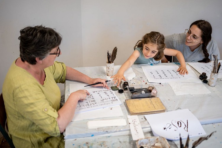 10 - Atelier calligraphie WEB - Expériences Famille 2023