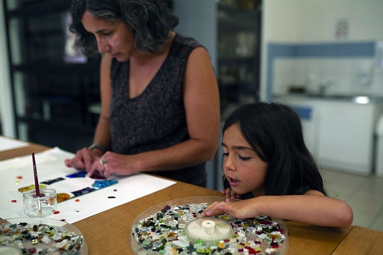 Une_creation_haute_en_couleur_au_musee_du_vitrail-Agence_Zebrelle_Thomas_JELINEK-3649