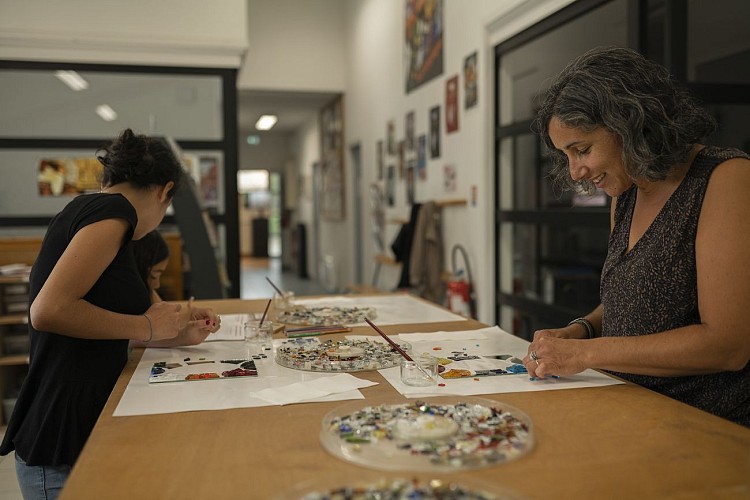 Une_creation_haute_en_couleur_au_musee_du_vitrail-Agence_Zebrelle_Thomas_JELINEK-3642