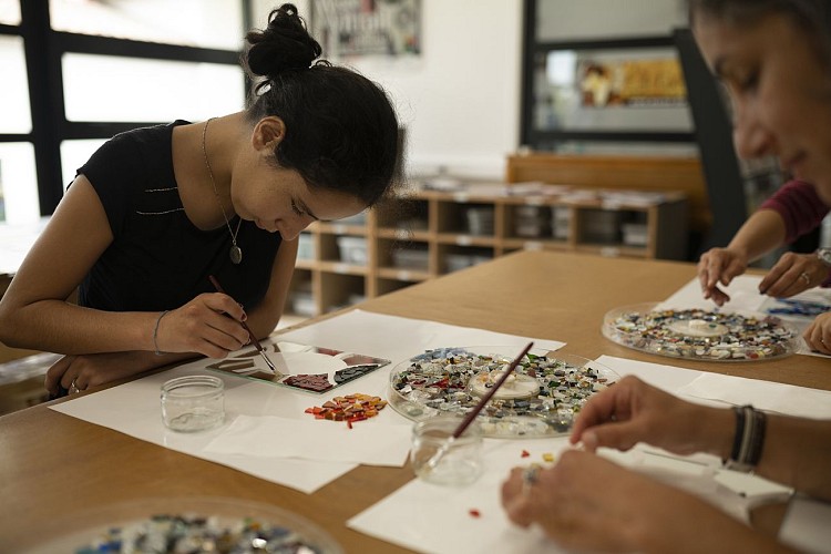 Une_creation_haute_en_couleur_au_musee_du_vitrail-Agence_Zebrelle_Thomas_JELINEK-3655