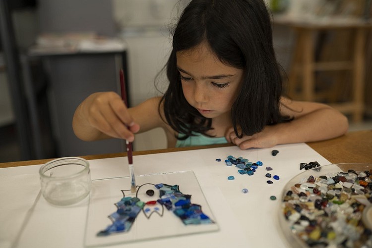 UNE CREATION HAUTE EN COULEUR AU MUSEE DU VITRAIL (2)