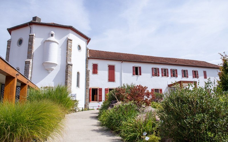Centre culturel Bideak derrière le BAT