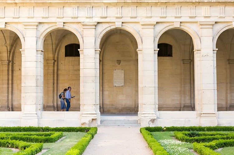 Caen__cloitre_de_l_abbaye_aux_Hommes-Caen_la_mer_Tourisme___Pauline___Mehdi_-_Photographie-46174-1200px