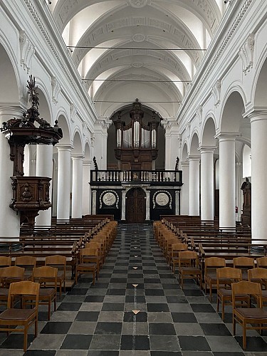 La collégiale Saint-Georges et Sainte-Ode