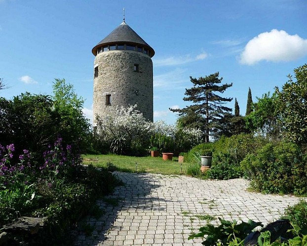 INSOLITE - LA TOUR DU MOULIN GÉANT