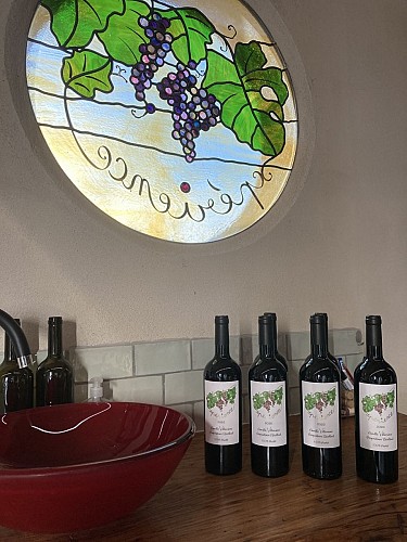 Vin-Expérience-Villefranche-de-lonchat-bouteilles-vitrail