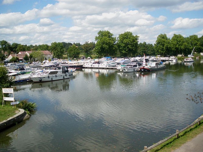 Port-sur-Saône : port de plaisance et location de bateaux