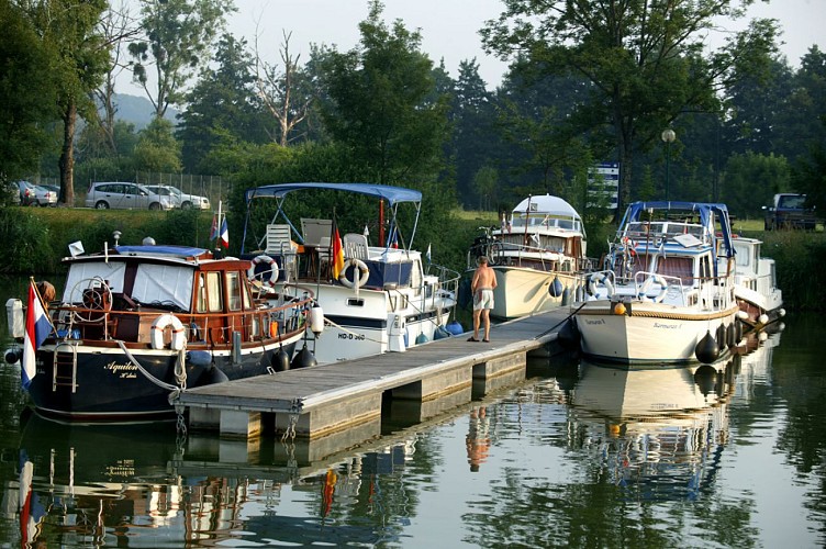 Scey-sur-Saône : port de plaisance et location de bateaux