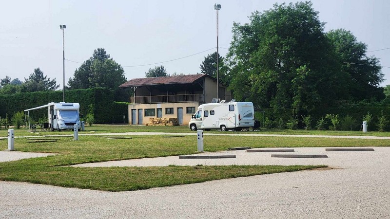AIRE DE CAMPING-CAR DE SAINT-CRÉPIN-ET-CARLUCET 1