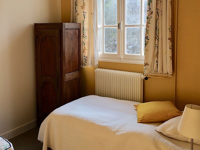 chambre-jaune-lit-blanc-2