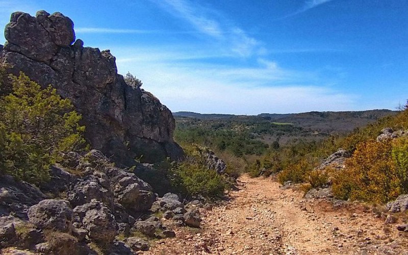 Panorama sur le causse et le moulin de Rédounel