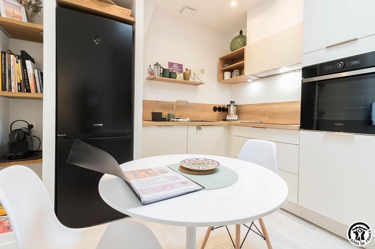 ELÉGANT APPARTEMENT URBAIN AVEC PARKING : EXPLOREZ LA VILLE À PIED!