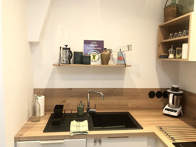 ELÉGANT APPARTEMENT URBAIN AVEC PARKING : EXPLOREZ LA VILLE À PIED!