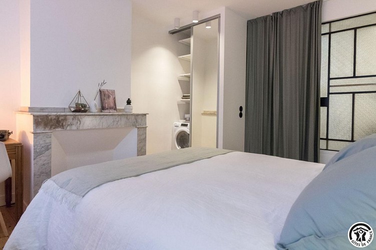 ELÉGANT APPARTEMENT URBAIN AVEC PARKING : EXPLOREZ LA VILLE À PIED!