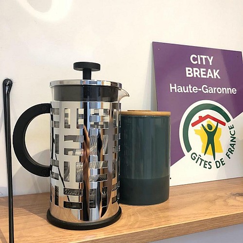 ELÉGANT APPARTEMENT URBAIN AVEC PARKING : EXPLOREZ LA VILLE À PIED!