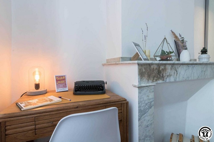 ELÉGANT APPARTEMENT URBAIN AVEC PARKING : EXPLOREZ LA VILLE À PIED!