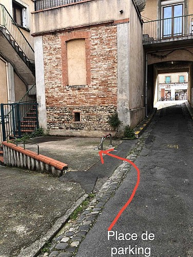 ELÉGANT APPARTEMENT URBAIN AVEC PARKING : EXPLOREZ LA VILLE À PIED!