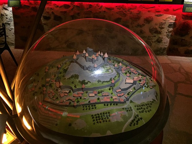 Scénographie sur le village d'Usson