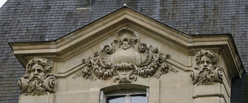 Une villa avec fronton