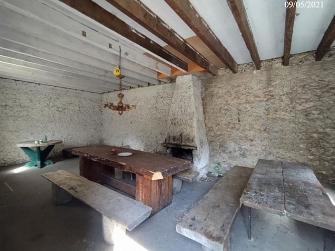 Cabane "Jarind de Tanaz" ou "Abri de la Fauge" (refuge fonctionnel) /! du monde