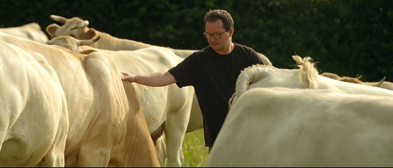 Eleveur et ses animaux Gaec La Parilière