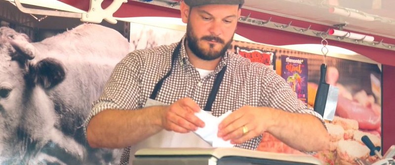 Vendeur au marché Gaec La Parilière