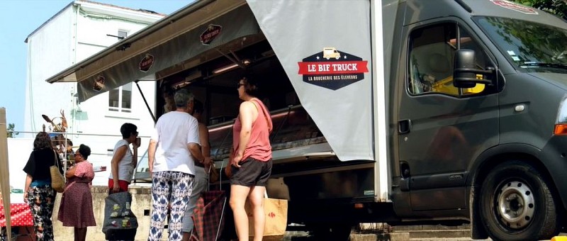 Clients au marché Gaec La Parilière