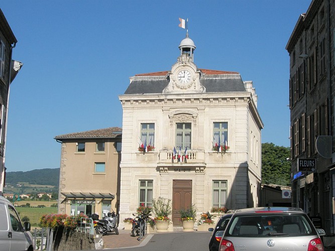 N°9 : Hôtel de ville, tour du Vingtain, place de la Liberté, La Poste
