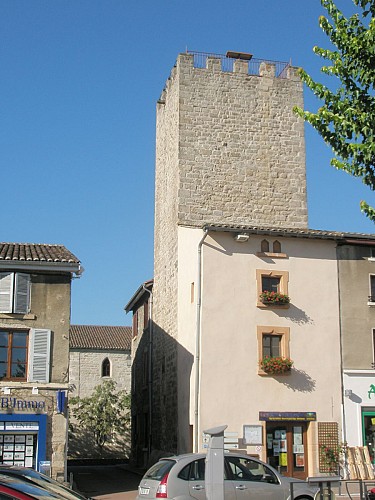 N°9 : Hôtel de ville, tour du Vingtain, place de la Liberté, La Poste