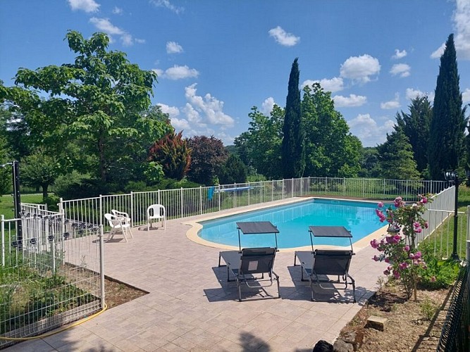 saint colomb de lauzun-chambres dhotes detente au pays de lauzun-piscine etsalon de jardin