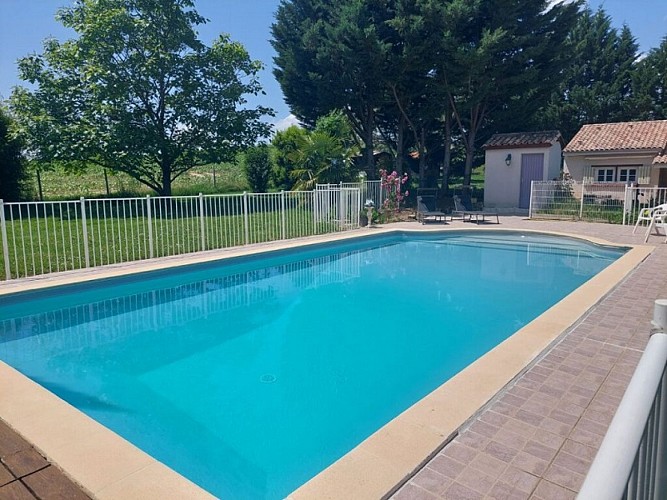 saint colomb de lauzun-chambres dhotes detente au pays de lauzun-piscine